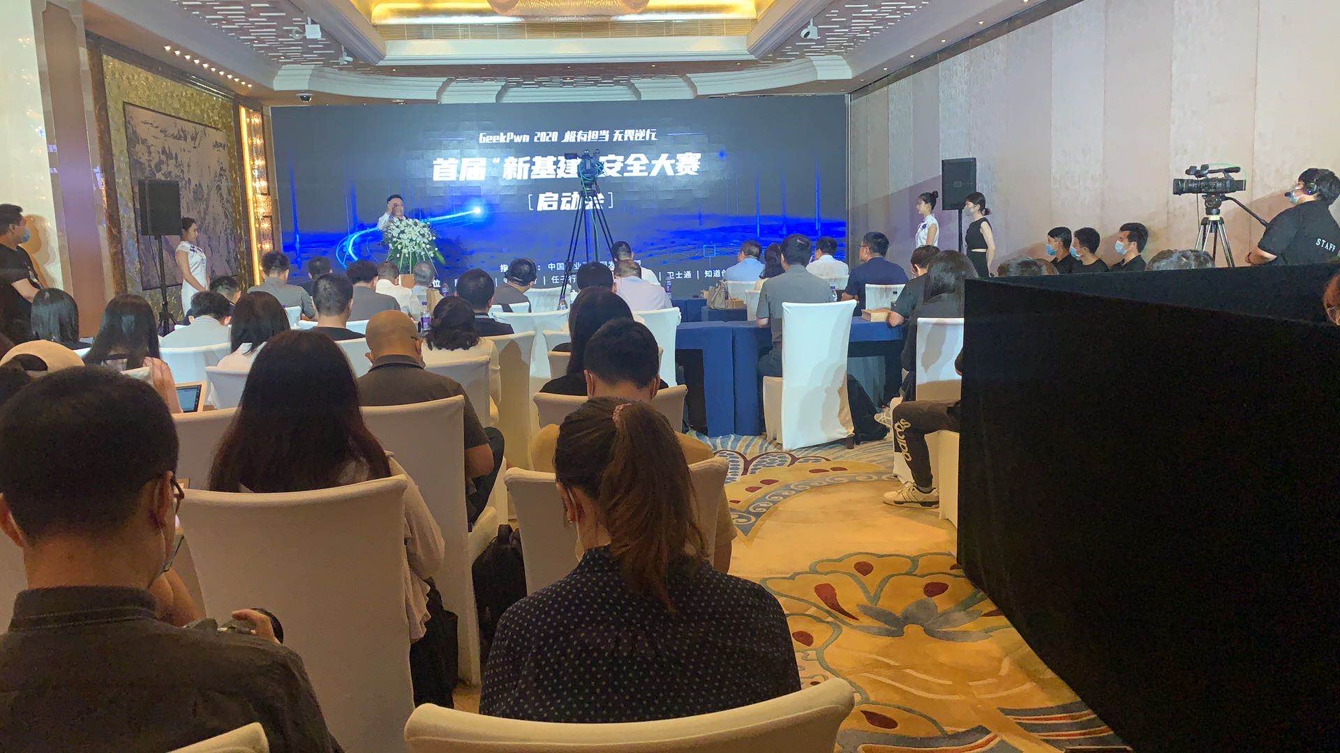 某家企业正在进行商务直播