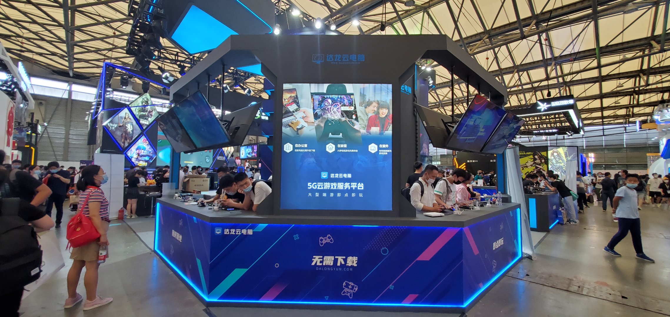 参观者正在利用wifi互动